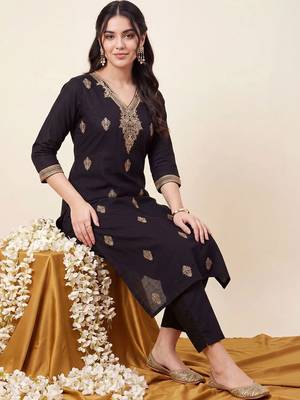 women ethnic motifs embroidered regular thread work kurta with trousers 1