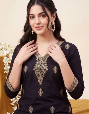 women ethnic motifs embroidered regular thread work kurta with trousers 3