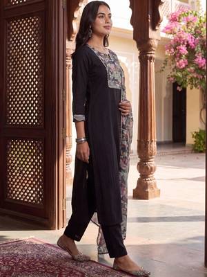 women floral regular thread work kurta with trousers & with dupatta 3