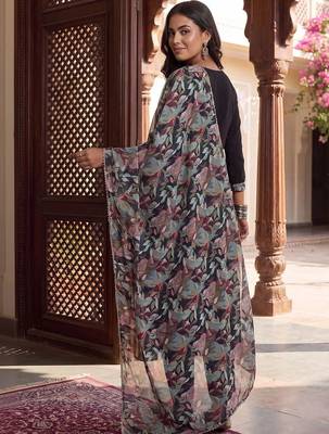 women floral regular thread work kurta with trousers & with dupatta 4