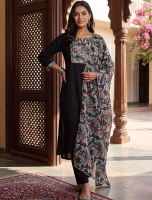 women floral regular thread work kurta with trousers & with dupatta 6