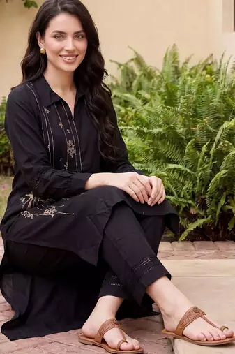 women ethnic motifs embroidered regular thread work kurta with trousers