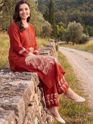 women ethnic motifs printed regular kurta with palazzos 3