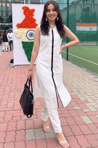 women regular kurta with trousers