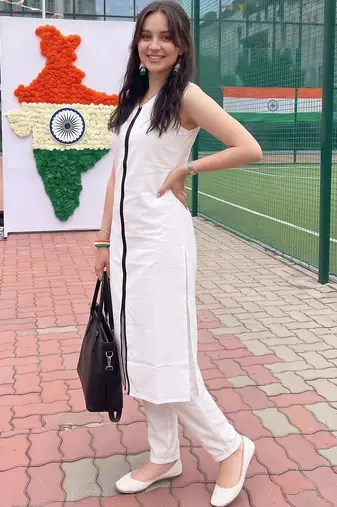 women regular kurta with trousers