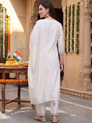 women ethnic motifs embroidered regular thread work kurta with trousers & with dupatta 4