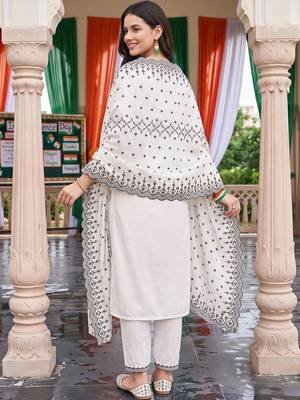 women ethnic motifs printed regular kurta with trousers & with dupatta 4