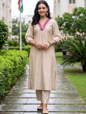 women ethnic motifs regular thread work liva kurta with trousers 1