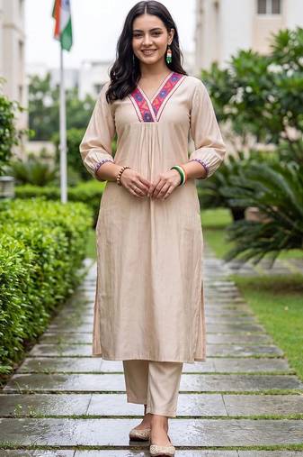 women ethnic motifs regular thread work liva kurta with trousers