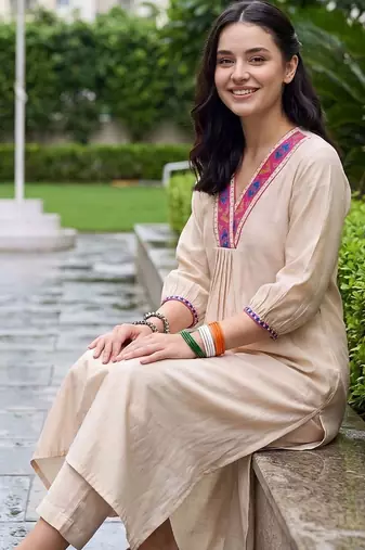 women ethnic motifs regular thread work liva kurta with trousers