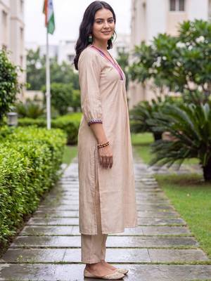 women ethnic motifs regular thread work liva kurta with trousers 4