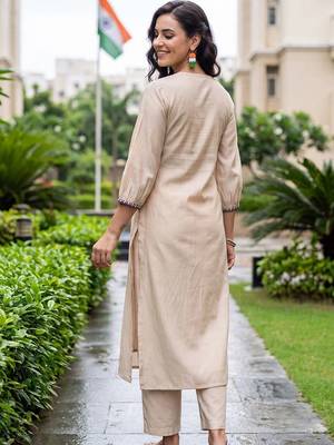women ethnic motifs regular thread work liva kurta with trousers 6