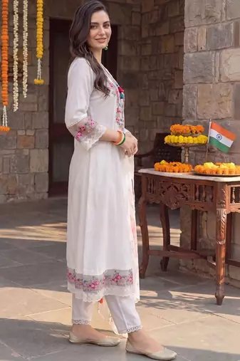 women floral embroidered regular thread work kurta with trousers & with dupatta