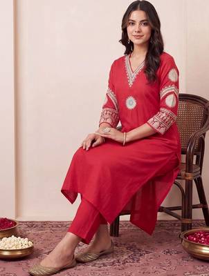 women ethnic motifs embroidered regular thread work kurta with trousers 1