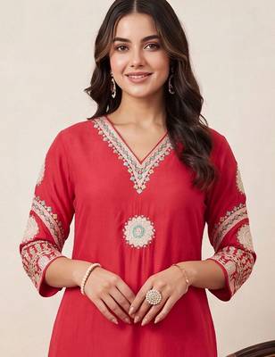 women ethnic motifs embroidered regular thread work kurta with trousers 2