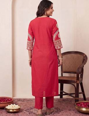 women ethnic motifs embroidered regular thread work kurta with trousers 3