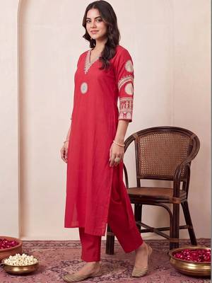 women ethnic motifs embroidered regular thread work kurta with trousers 4