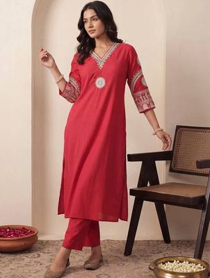 women ethnic motifs embroidered regular thread work kurta with trousers 5