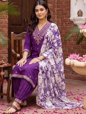 women ethnic motifs embroidered regular thread work kurta with trousers & with dupatta 1