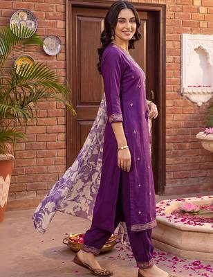 women ethnic motifs embroidered regular thread work kurta with trousers & with dupatta 4