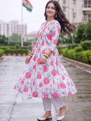 women floral printed pleated cotton kurta with trousers 3