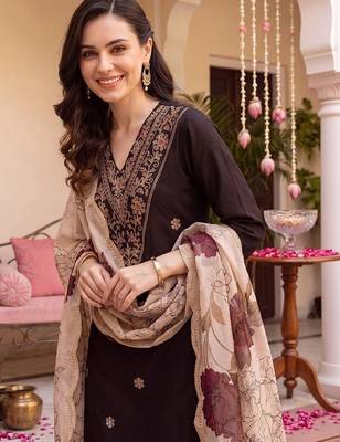 women ethnic motifs embroidered regular thread work kurta with trousers & with dupatta 2