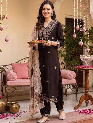 women ethnic motifs embroidered regular thread work kurta with trousers & with dupatta 5