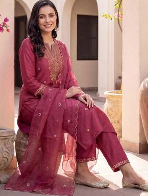 women ethnic motifs embroidered regular thread work kurta with trousers & with dupatta 2
