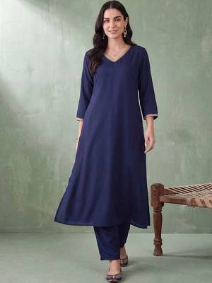 women regular kurta with trousers 4