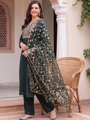 women ethnic motifs embroidered regular thread work liva kurta with trousers & with dupatta 3