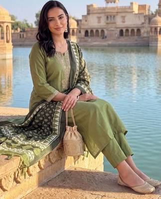 women ethnic motifs embroidered regular thread work kurta with trousers & with dupatta 3