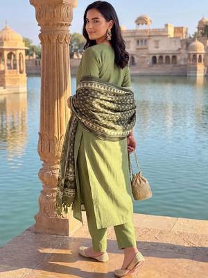 women ethnic motifs embroidered regular thread work kurta with trousers & with dupatta 4
