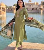 women ethnic motifs embroidered regular thread work kurta with trousers & with dupatta