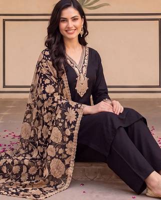 women ethnic motifs embroidered regular thread work kurta with trousers & with dupatta 1