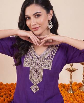 women ethnic motifs embroidered regular thread work kurta with trousers 2