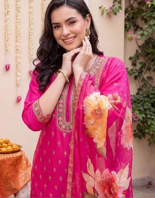women ethnic motifs embroidered regular kurta with trousers & with dupatta 2