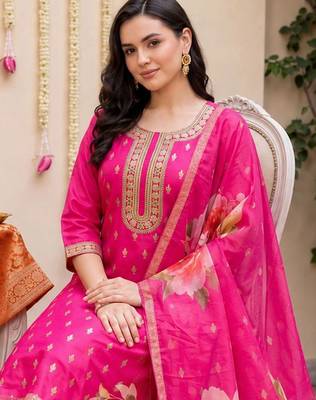 women ethnic motifs embroidered regular kurta with trousers & with dupatta 4