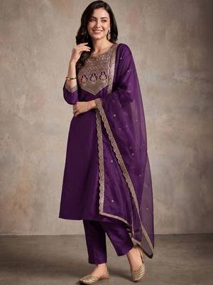 women ethnic motifs embroidered regular liva kurta with trousers & with dupatta 3