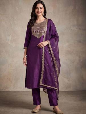 women ethnic motifs embroidered regular liva kurta with trousers & with dupatta 5