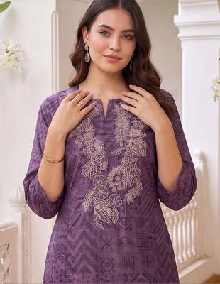 women ethnic motifs printed regular kurta with trousers 3