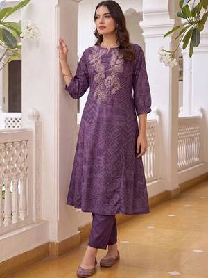 women ethnic motifs printed regular kurta with trousers 1
