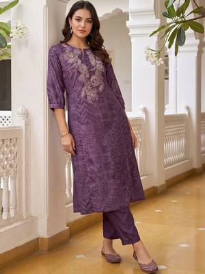 women ethnic motifs printed regular kurta with trousers 5