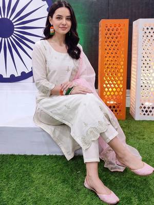 women ethnic motifs embroidered regular thread work kurta with trousers & with dupatta 1