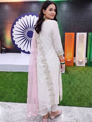women ethnic motifs embroidered regular thread work kurta with trousers & with dupatta 6