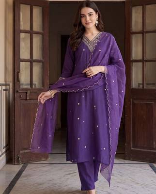 women ethnic motifs embroidered regular thread work kurta with trousers & with dupatta 5