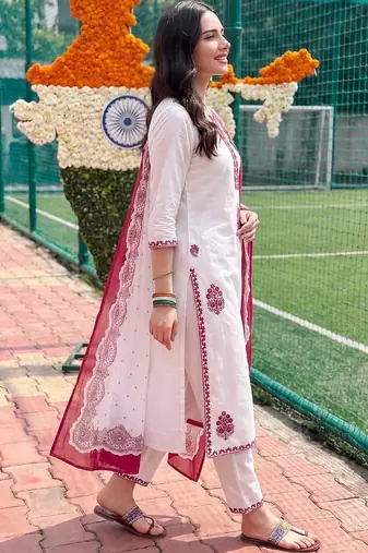 women ethnic motifs embroidered regular thread work cotton kurta with trousers & with dupatta
