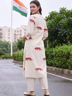 women animal printed regular cotton kurta with palazzos 4