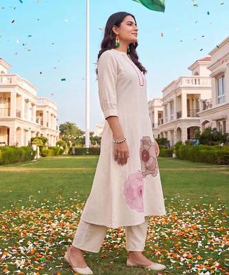 women floral embroidered regular thread work kurta with trousers 3
