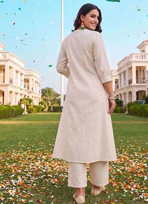 women floral embroidered regular thread work kurta with trousers 4