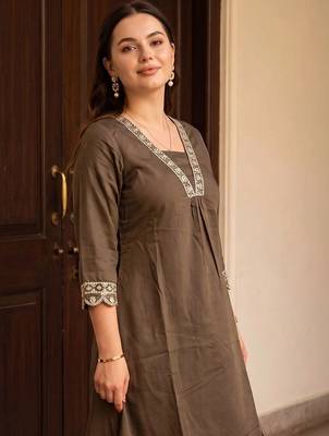 women ethnic motifs embroidered regular thread work kurta with trousers 2